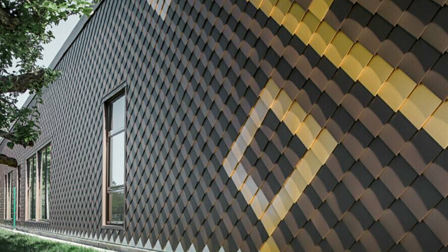 Elewacja z brązowymi rombami fasadowymi PREFA 20 × 20. Romby w kontrastowym złotym kolorze tworzą wzór na elewacji.