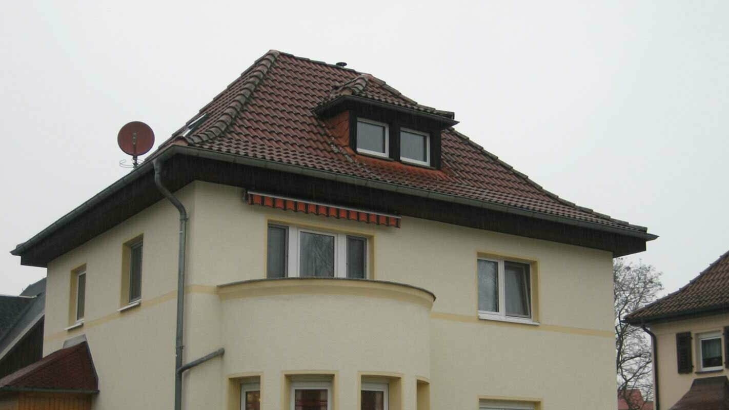 Dach czterospadowy przed modernizacją dachu z dachówką PREFA z oknem dachowym