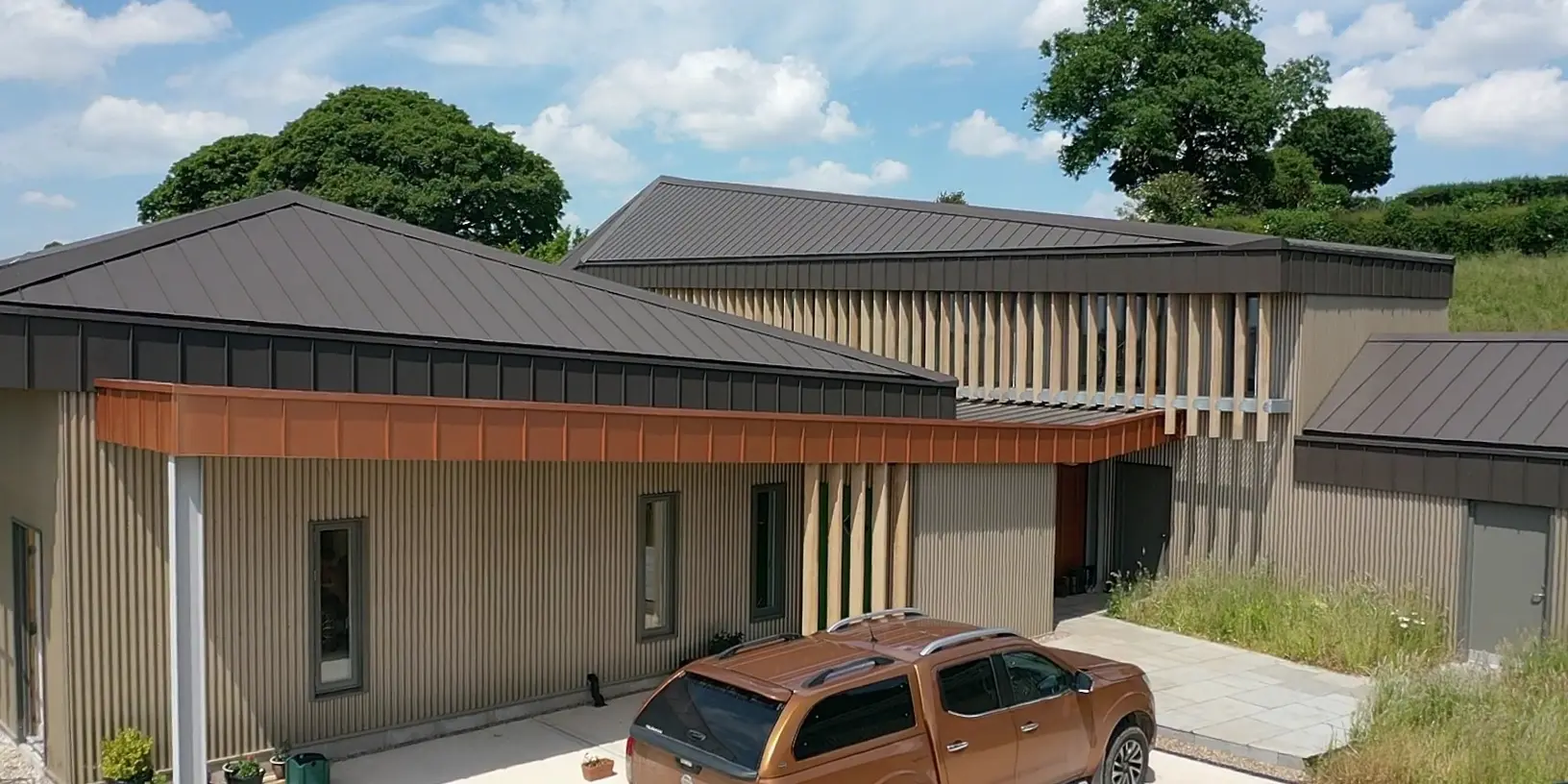 Eingangsbereich von einem Langhaus in Derbyshire mit Parkplatz und Auto