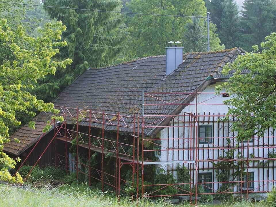 Stary dom jednorodzinny przed renowacją dachu z zastosowaniem produktów PREFA