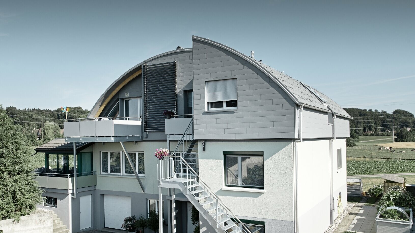 Einfamilienhaus mit PREFA Siding in patina grau und Dachplatte in hellgrau