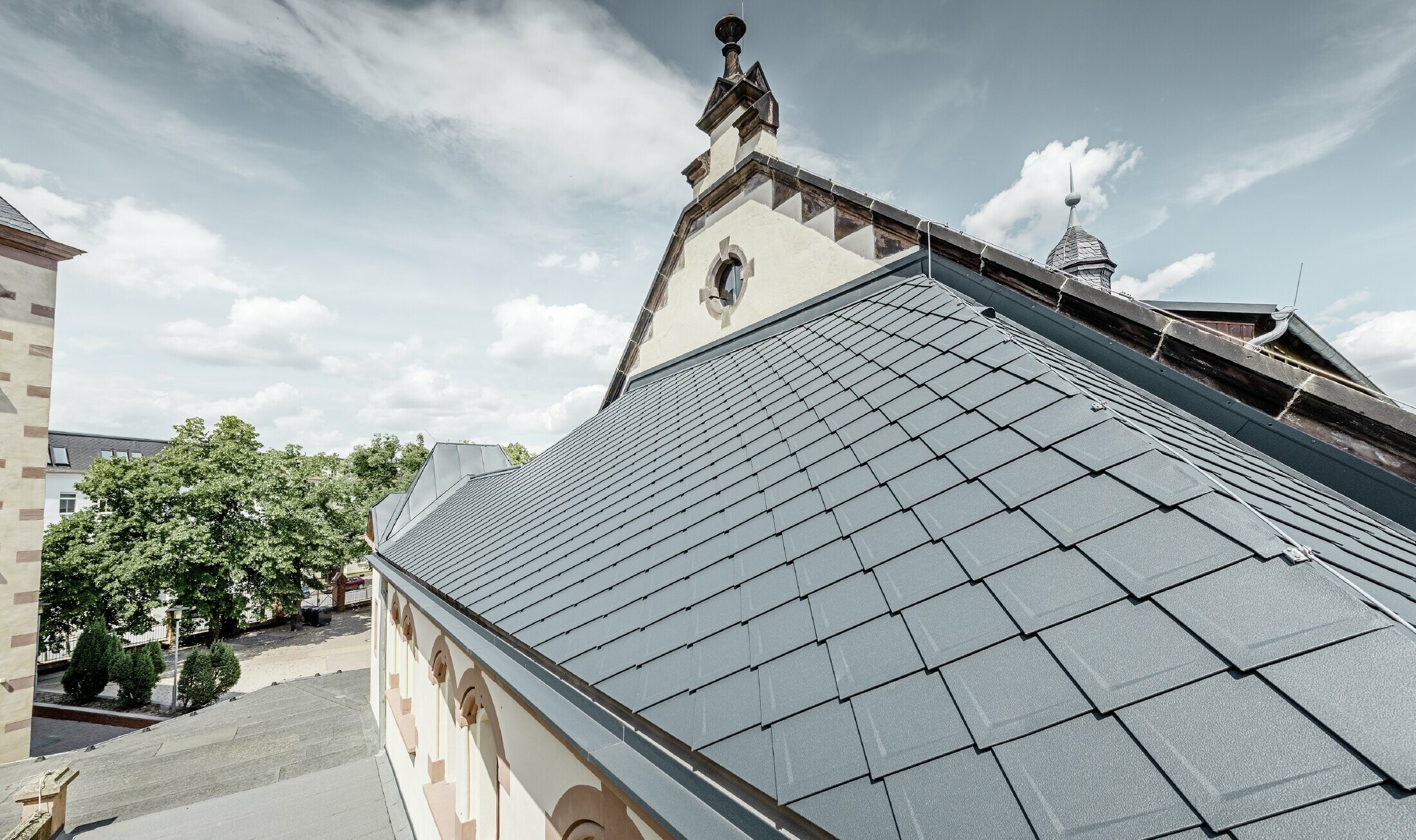 Świeżo wyremontowana hala sportowa szkoły Lutherstadt Wittenberg z aluminiowym dachem PREFA, wykonanym z dachówki romb i Prefalz w kolorze antracytu