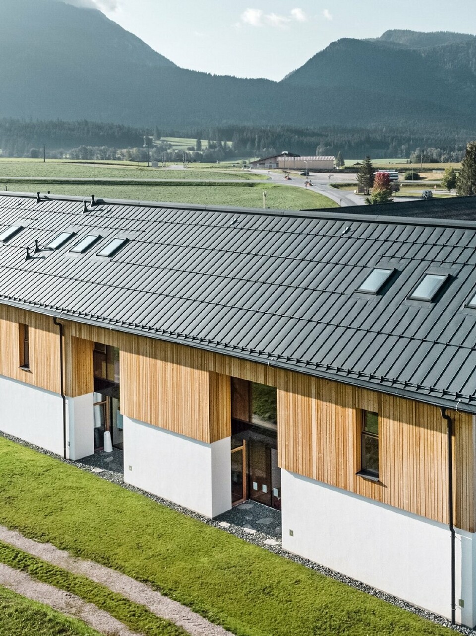 „Ziołowe przedszkole” w Bad Mitterndorf z dużym dachem PREFALZ w kolorze P.10 antracytowym z drewnianą elewacją