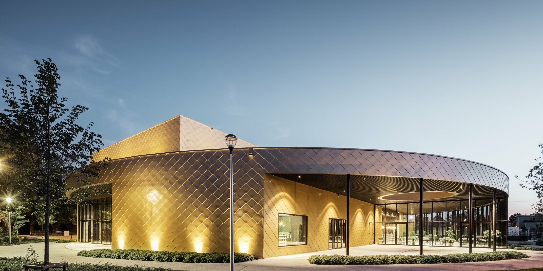 Zdjęcie centrum kultury Polyvalente z rombem elewacyjnym PREFA 44 × 44 w kolorze złoto Majów