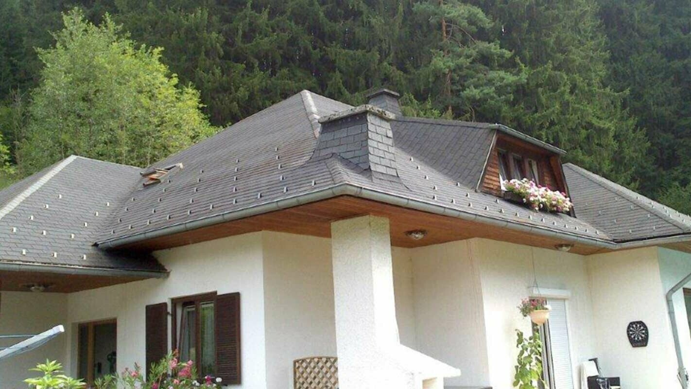 Dom jednorodzinny z dachem czterospadowym przed modernizacją dachu z płytą dachową PREFA z trapezowym oknem dachowym