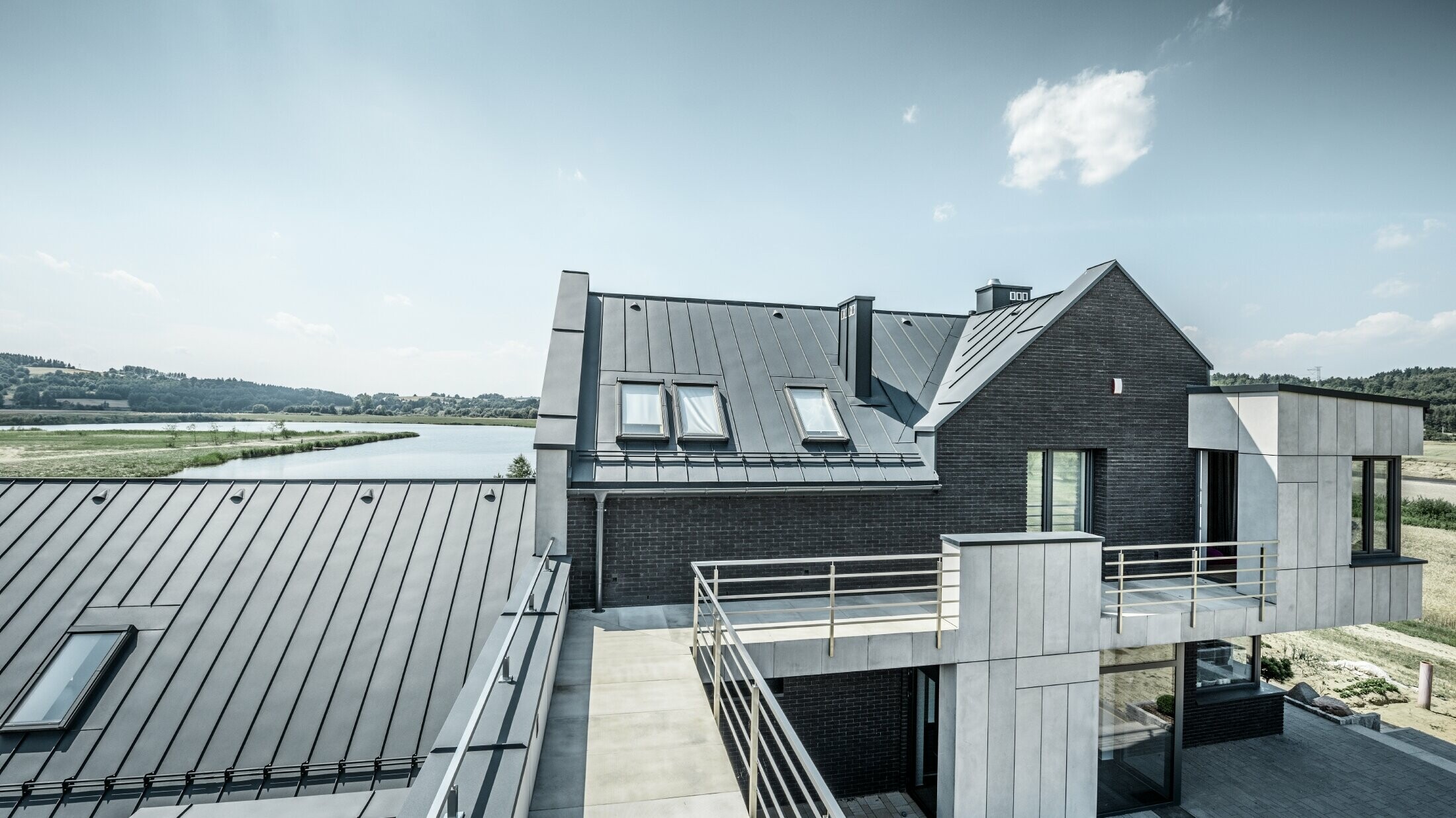 Haus des Steines eingedeckt in Prefalz in P.10 Anthrazit