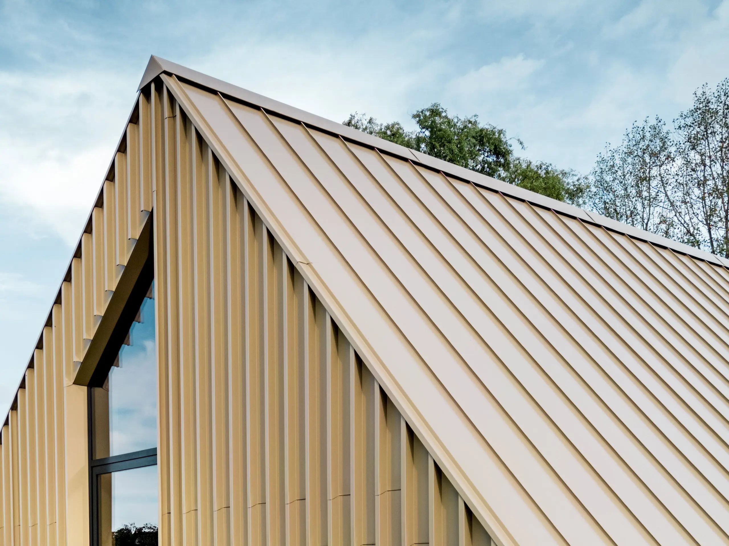 PREFA Falzonal Fassade im Farbton Neukupfer