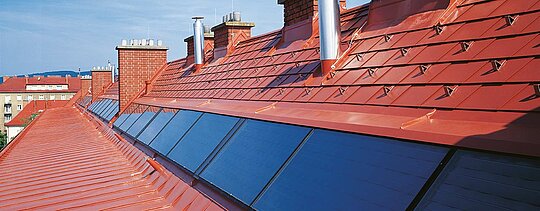 Zdjęcie szczegółowe dachówki łupkowej PREFA w kolorze ceglastym wraz z barierami śniegowymi w Hugo Breitner Hof.