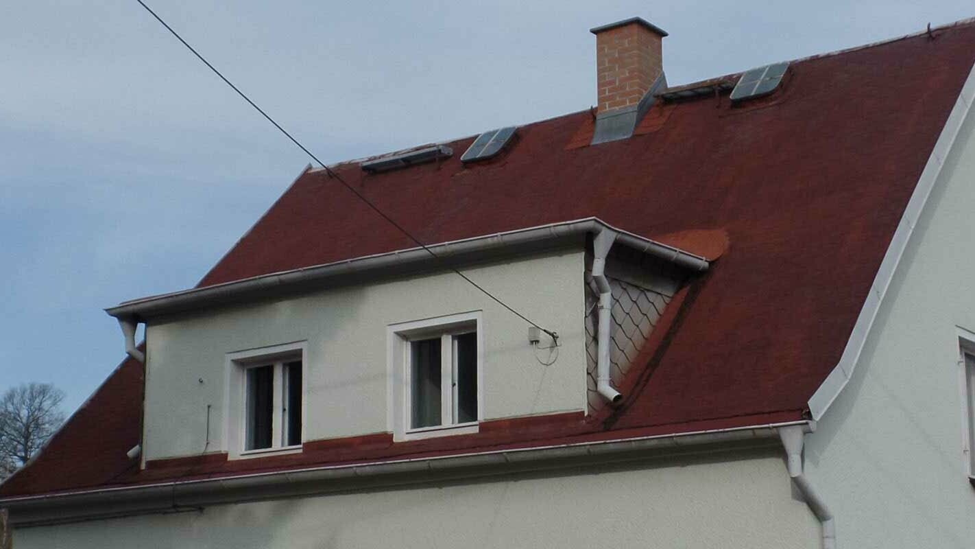 Obiekty z oknem dachowym z daszkiem jednospadowym przed modernizacją z dachówką PREFA