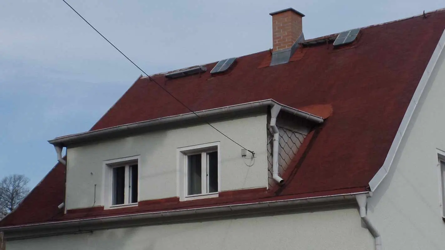 Obiekty z oknem dachowym z daszkiem jednospadowym przed modernizacją z dachówką PREFA