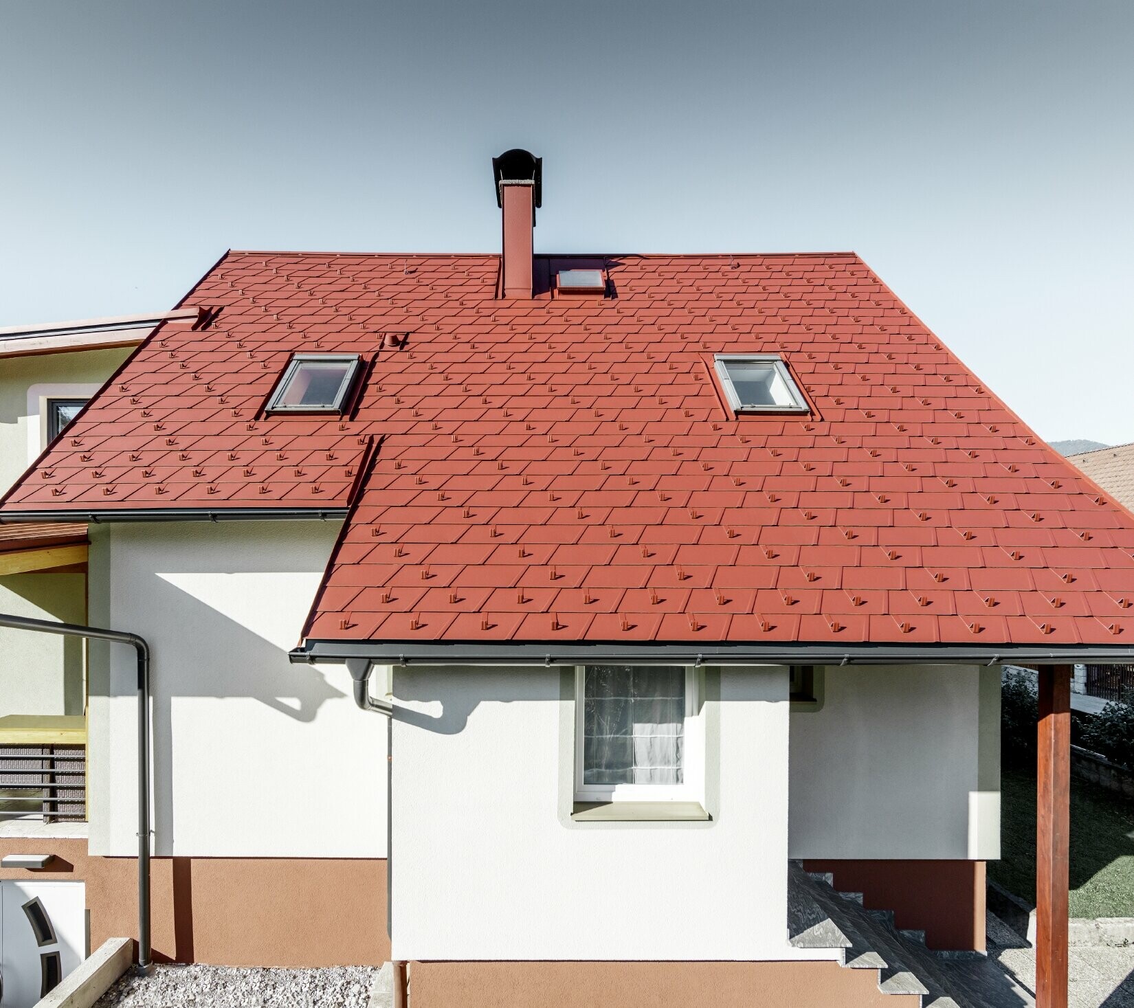 Dom jednorodzinny po renowacji z nową dachówką łupkową PREFA na dachu. Wykorzystano dachówkę DS.19 w kolorze czerwonym tlenkowym.