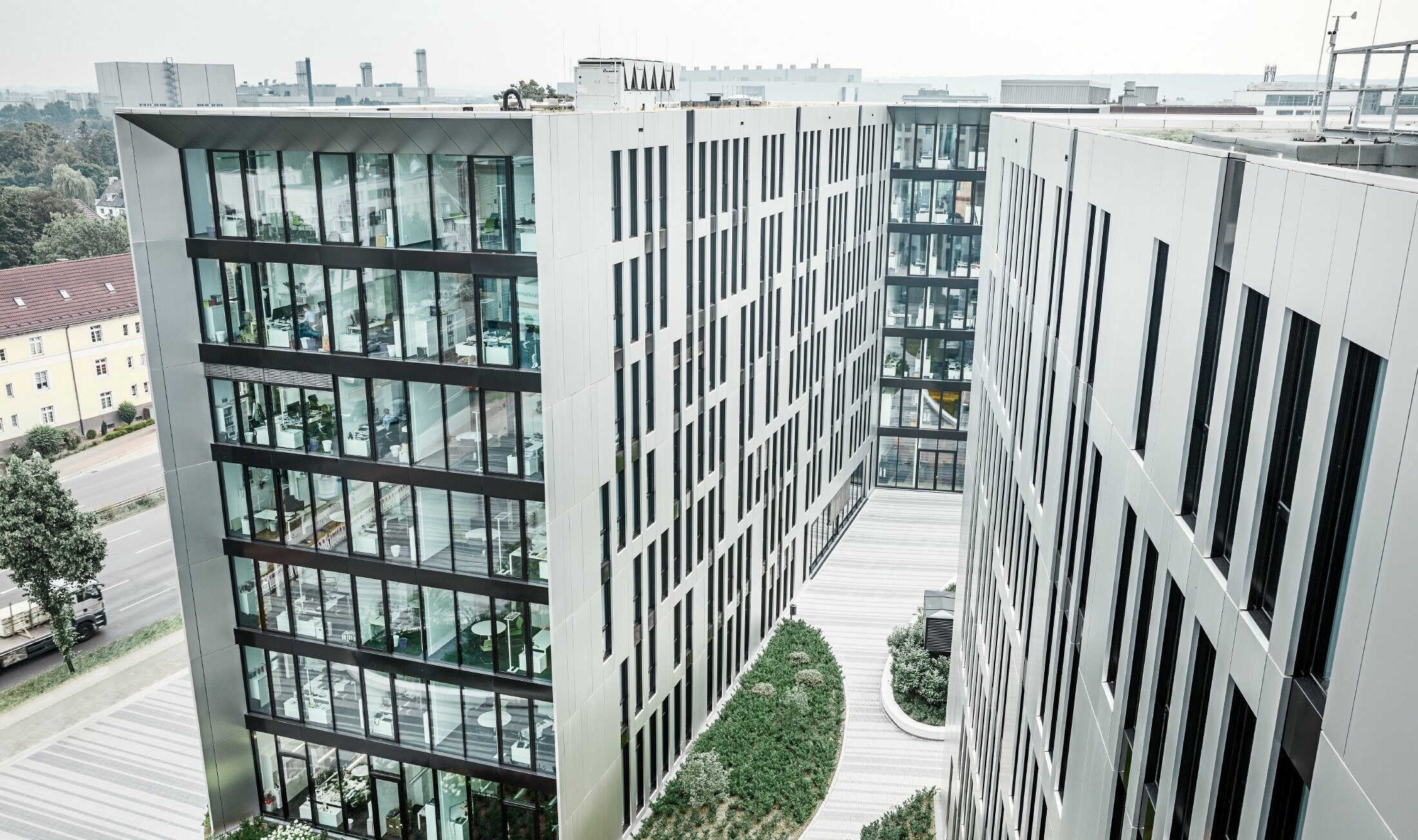 Futurystyczna elewacja aluminiowa wykonana z płyty kompozytowej ze szczotkowanego aluminium w zespole budynków Clara i Robert w centrum Düsseldorfu.