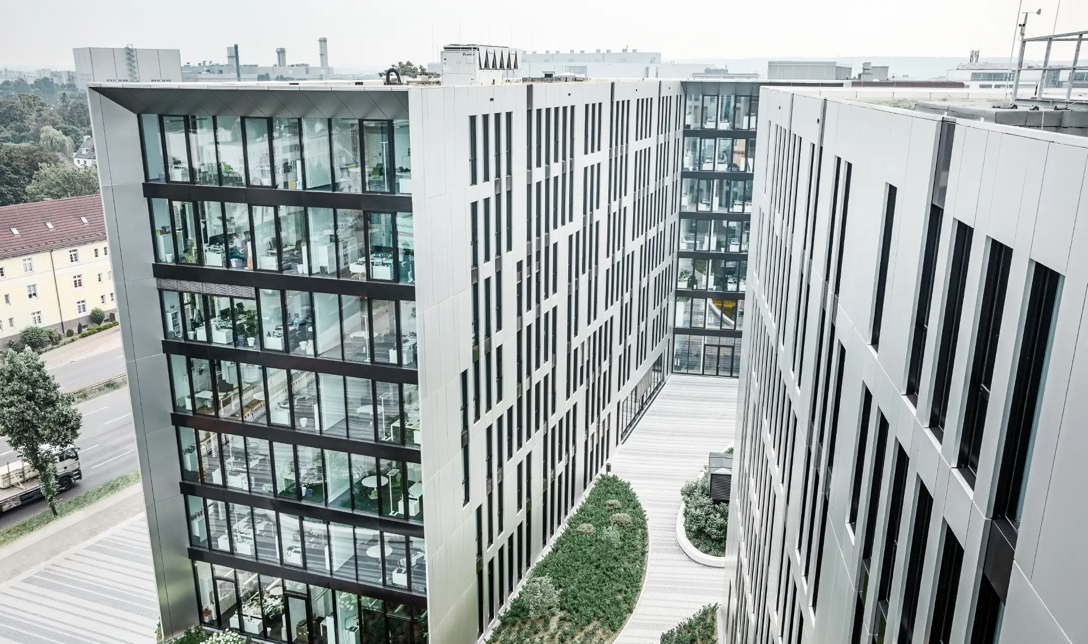 Futurystyczna elewacja aluminiowa wykonana z płyty kompozytowej ze szczotkowanego aluminium w zespole budynków Clara i Robert w centrum Düsseldorfu.