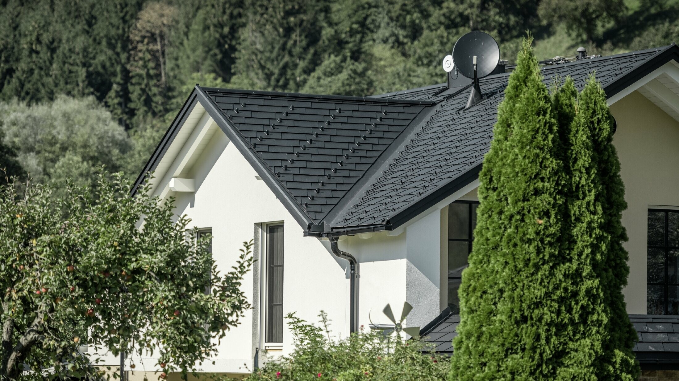 Remont dachu z aluminiową dachówką łupkową PREFA w kolorze P.10 czarny, z koszem