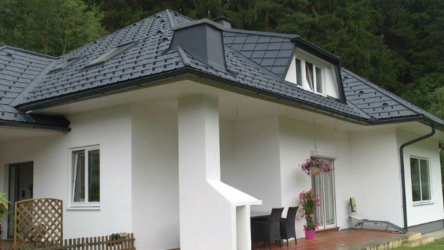 Modernizacja dachu czterospadowego z płytą dachową PREFA z trapezowym oknem dachowym