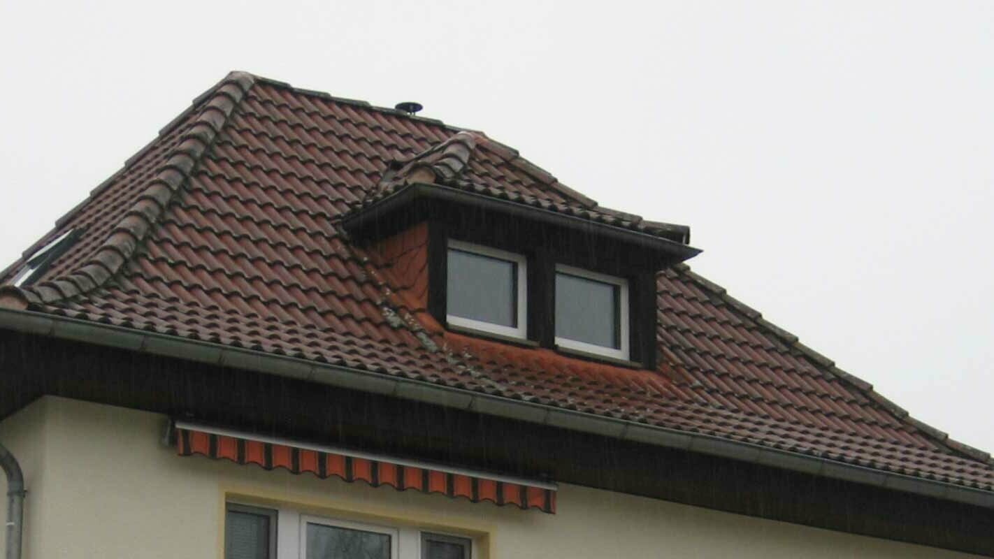 Dach czterospadowy z oknem dachowym z daszkiem jednospadowym przed modernizacją z dachówką PREFA