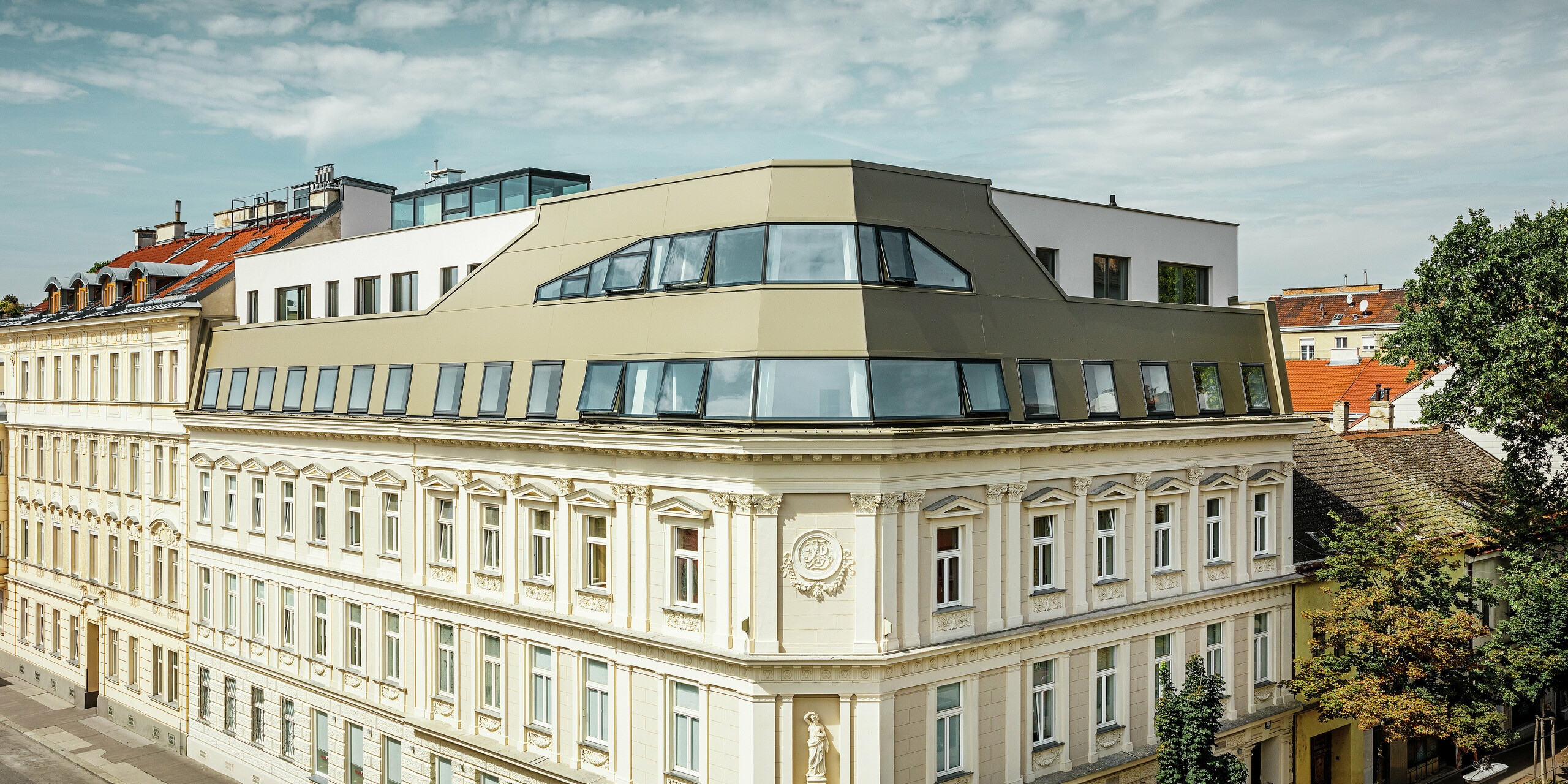 Rozbudowa powierzchni dachowej na ulicy Schloßhofer Straße w Wiedniu z użyciem aluminiowej płyty kompozytowej PREFA w kolorze brązu