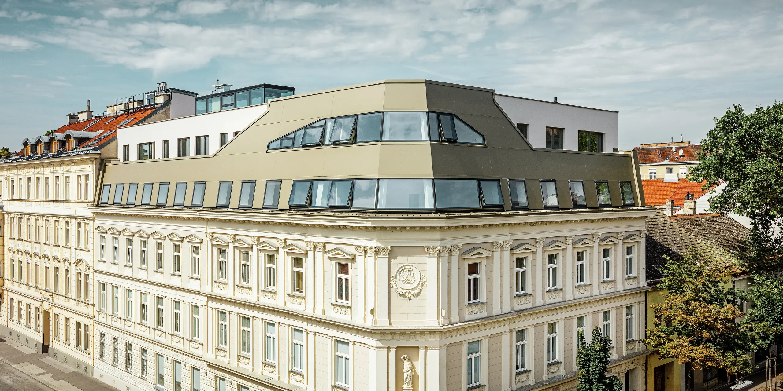 Rozbudowa powierzchni dachowej na ulicy Schloßhofer Straße w Wiedniu z użyciem aluminiowej płyty kompozytowej PREFA w kolorze brązu