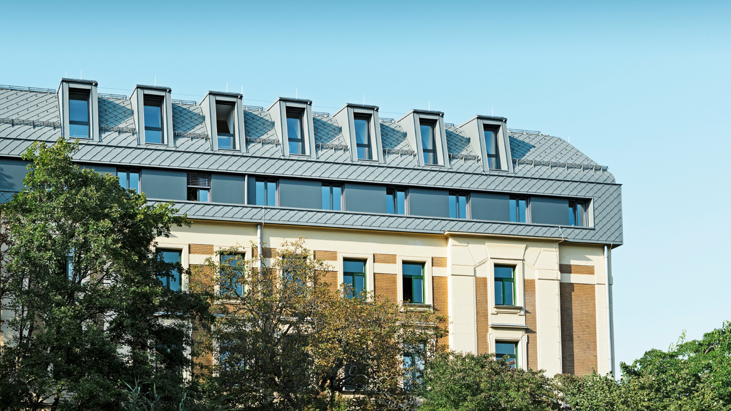 Neu saniertes Dach des Simonyhaus der BOKU in Wien. Das Dachgeschoß wurde saniert und das Dach mit der PREFA Dachraute neu eingedeckt.