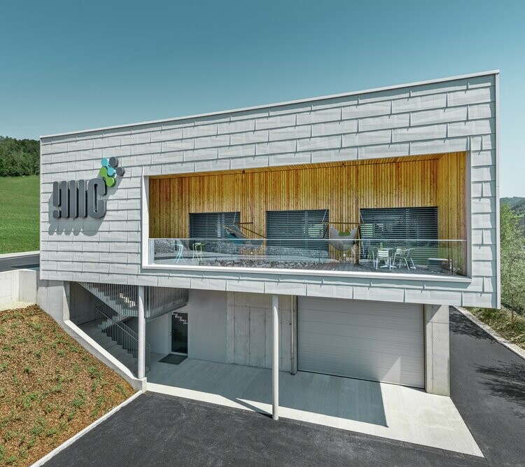 Budynek firmy w Ybbsitz z dachem płaskim i odstającą aluminiową elewacją PREFA z panelu elewacyjnego FX.12 w kolorze białym PREFA;