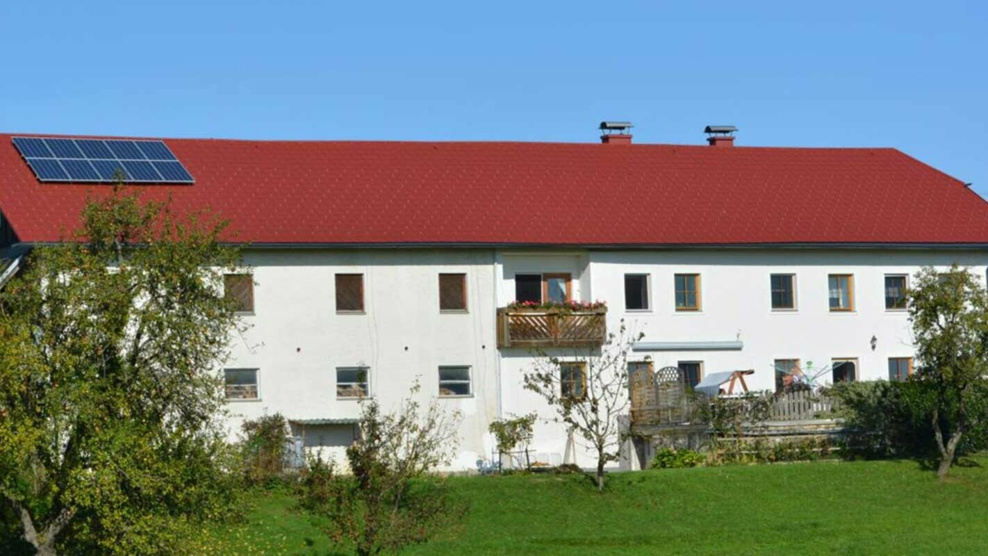 Dom wiejski po modernizacji dachu z płytą dachową PREFA w Austrii — wcześniej cement włóknisty, eternit