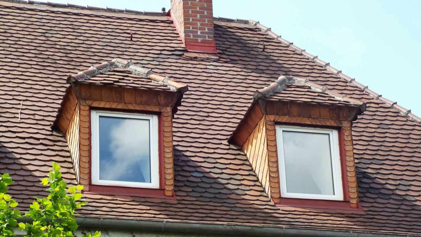 Przed modernizacją dachu z oknami dachu szczytowego w kolorze ceglastym z dachówką rombową PREFA