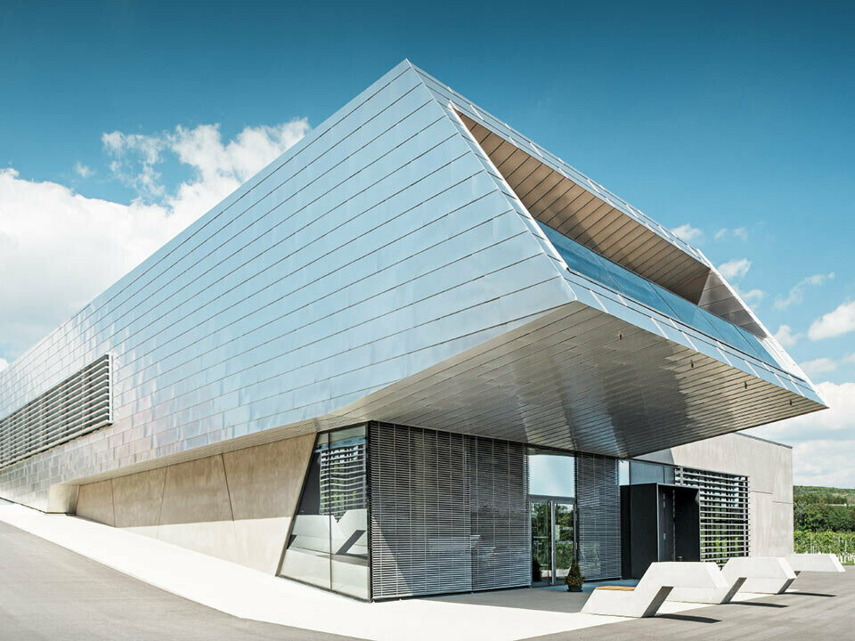 Weinkompetenzzentrum Krems con copertura a lastre PREFALZ in alluminio naturale