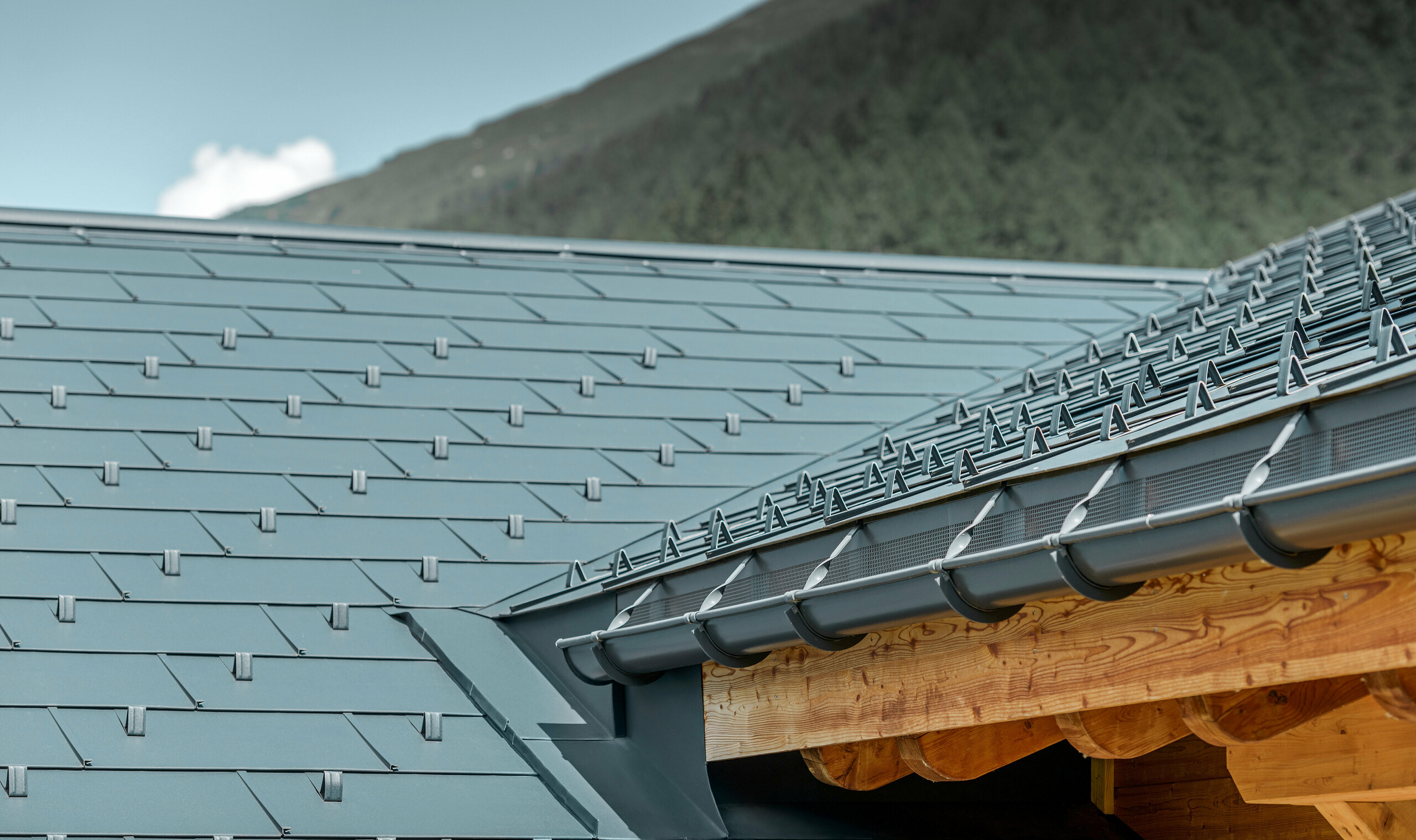 Detal nowo wyremontowanej połaci dachowej z panelem dachowym FX.12 PREFA w kolorze antracytowym