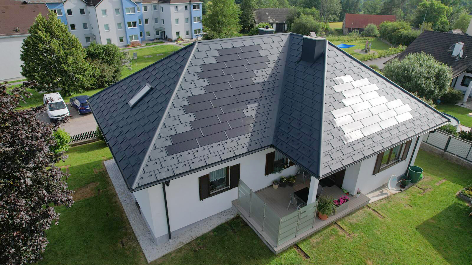 Klasyczny dom jednorodzinny w Weitra, Dolna Austria, wyremontowany z wykorzystaniem innowacyjnej dachówki solarnej PREFA i dachówki klasycznej R.16. Dach łączy wysokiej jakości produkty aluminiowe i zaawansowaną technologię solarną, by wytworzyć zrównoważoną energię i jednocześnie zapewnić stylową ochronę. Z dachem PREFA dom zyskuje elegancką, nowoczesną optykę. Innowacyjne dachówki solarne PREFA dodatkowo przyczyniają się do ekologicznego wytwarzania energii. Wysokiej jakości dach blaszany jest synonimem trwałości, odporności na warunki atmosferyczne i efektywności energetycznej.