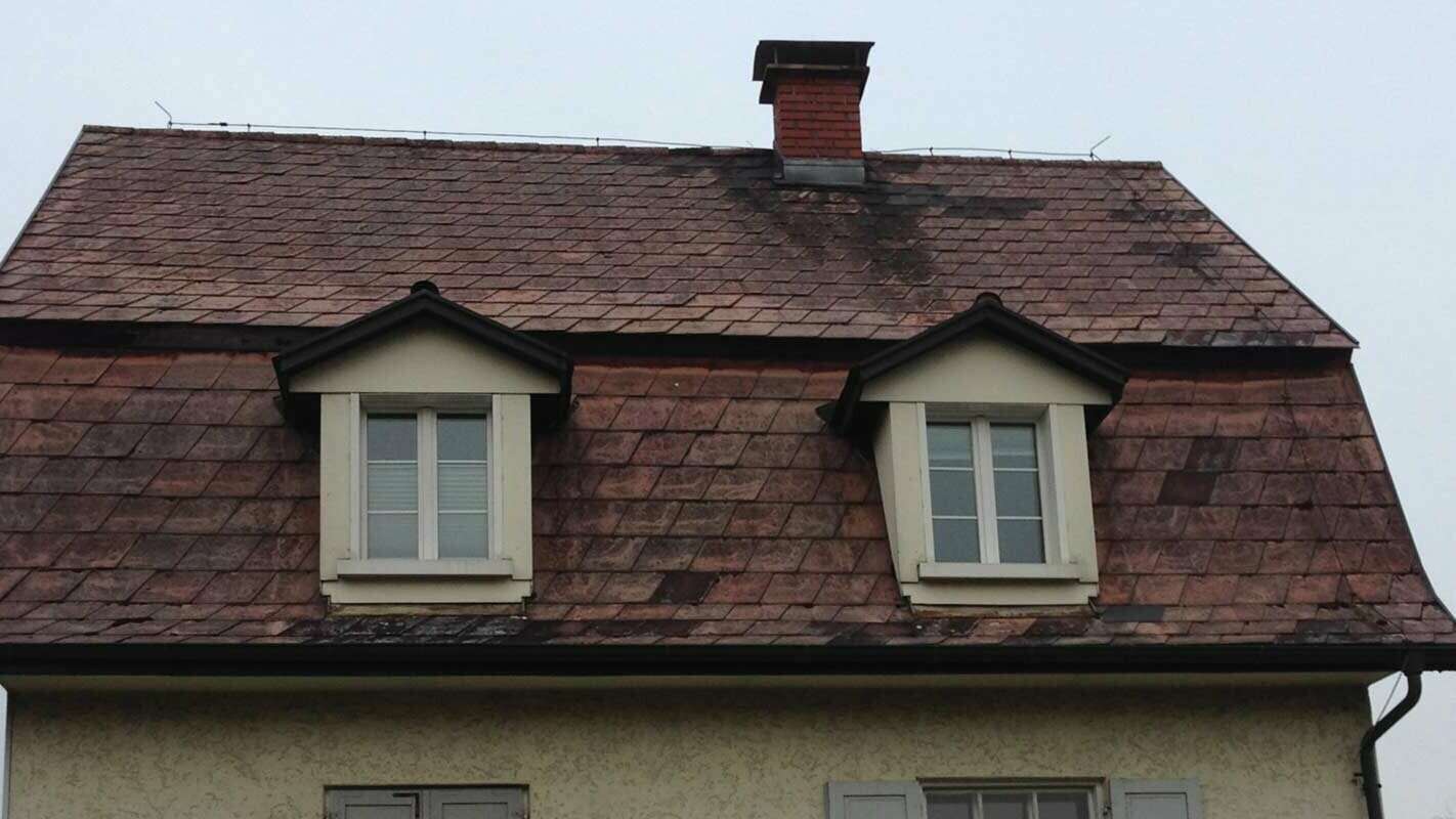 Dach mansardowy przed modernizacją dachu z płytą dachową PREFA z okładziną okna dachowego
