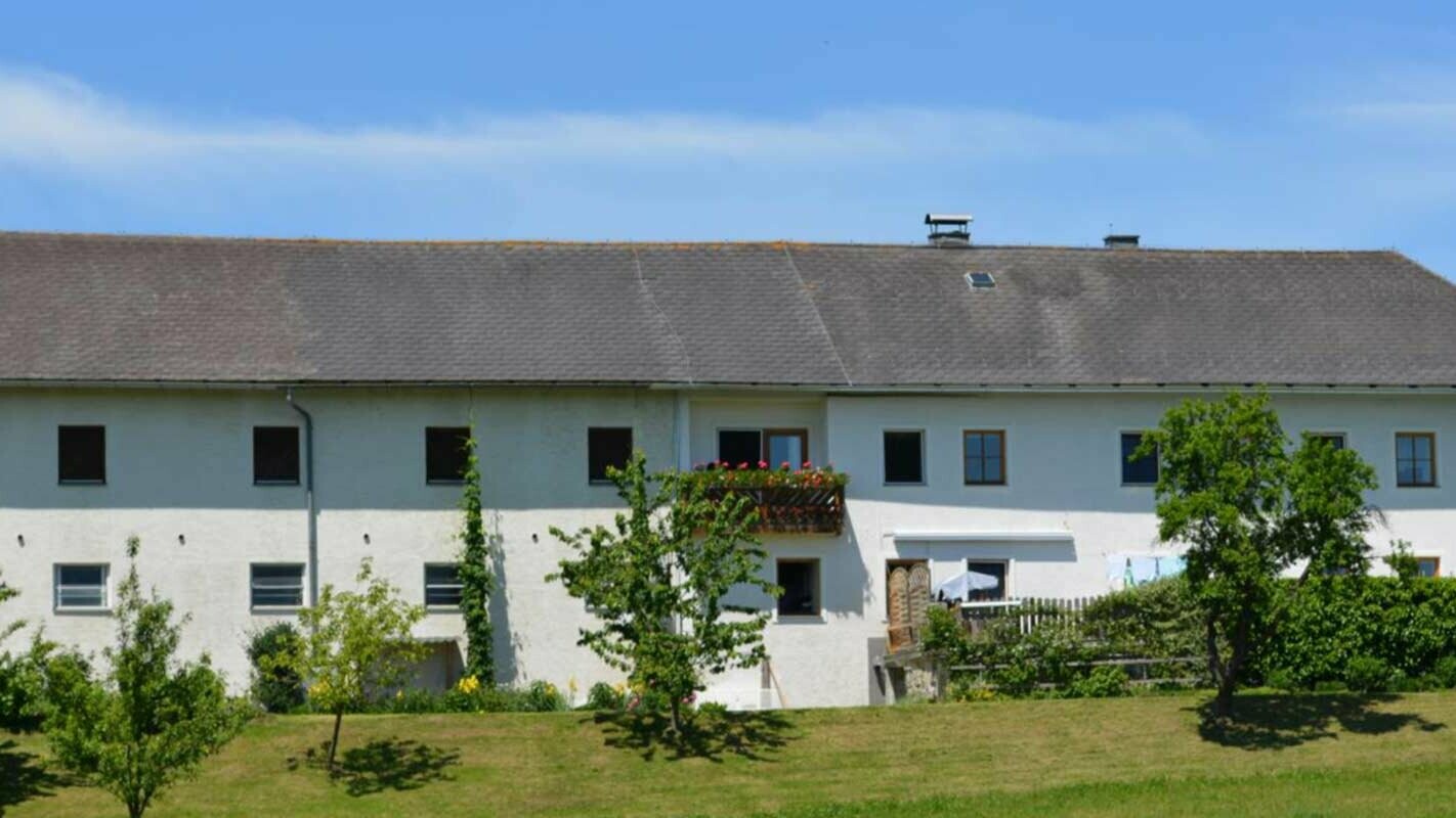 Dom przed modernizacją dachu z płytą dachową PREFA w Austrii — wcześniej cement włóknisty, eternit