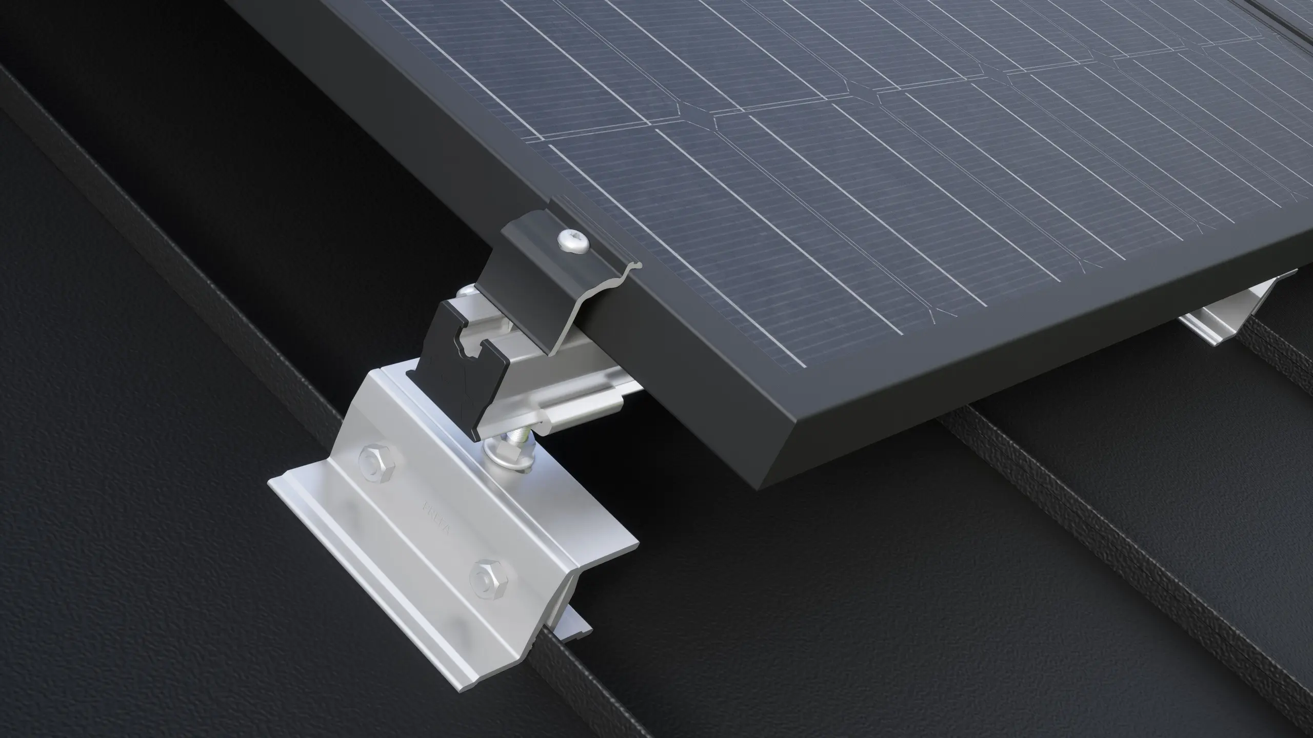 Zbliżenie na wspornik solarny PREVARIO PREFALZ zamontowany na ciemnym dachu PREFA, który podtrzymuje szynę montażową. Moduł solarny został mocowany na szynie montażowej za pomocą zacisku modułowego skrajnego PREVARIO.