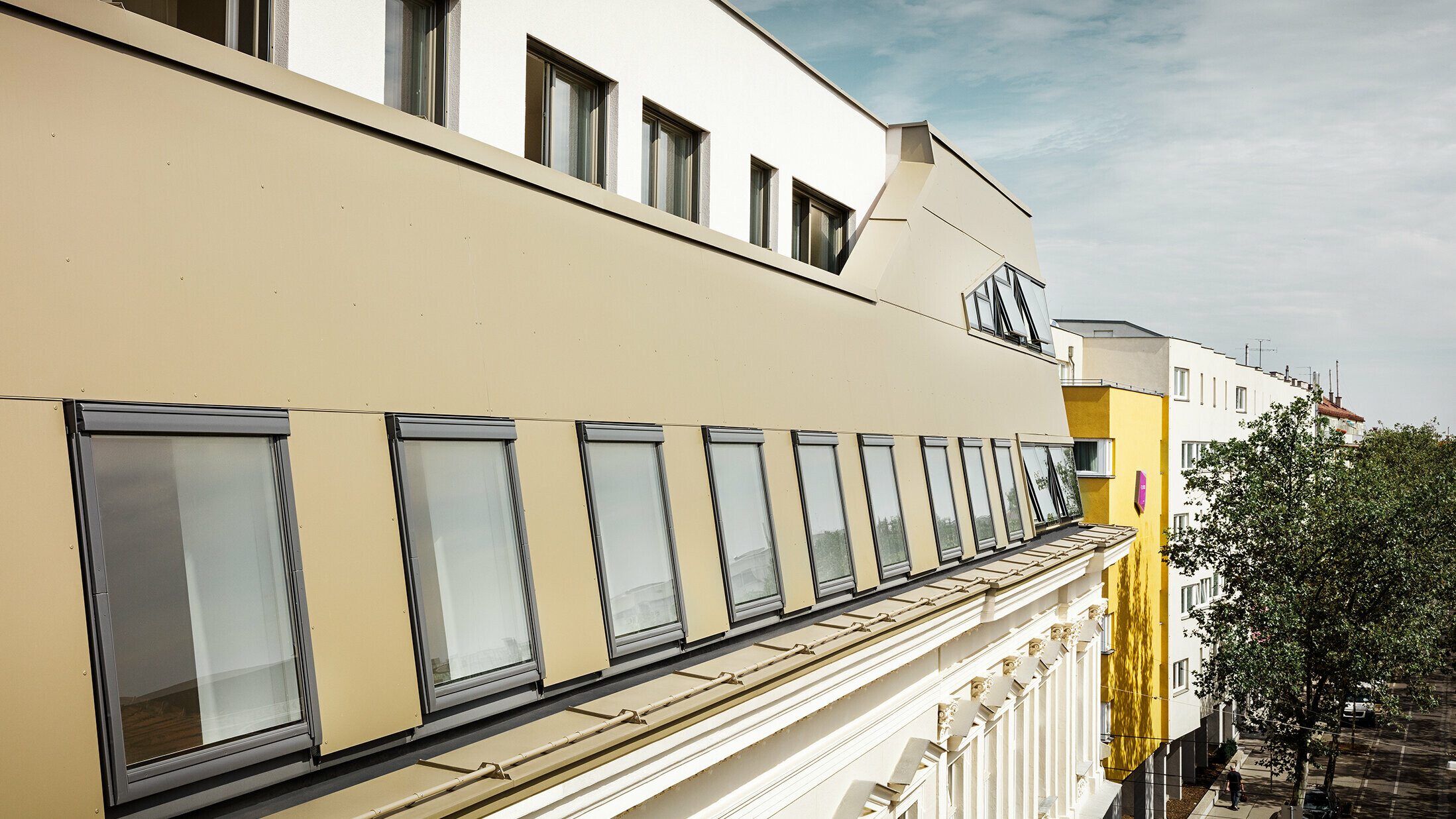 Rozbudowa powierzchni dachowej na ulicy Schloßhofer Straße w Wiedniu z użyciem aluminiowej płyty kompozytowej PREFA w kolorze brązu