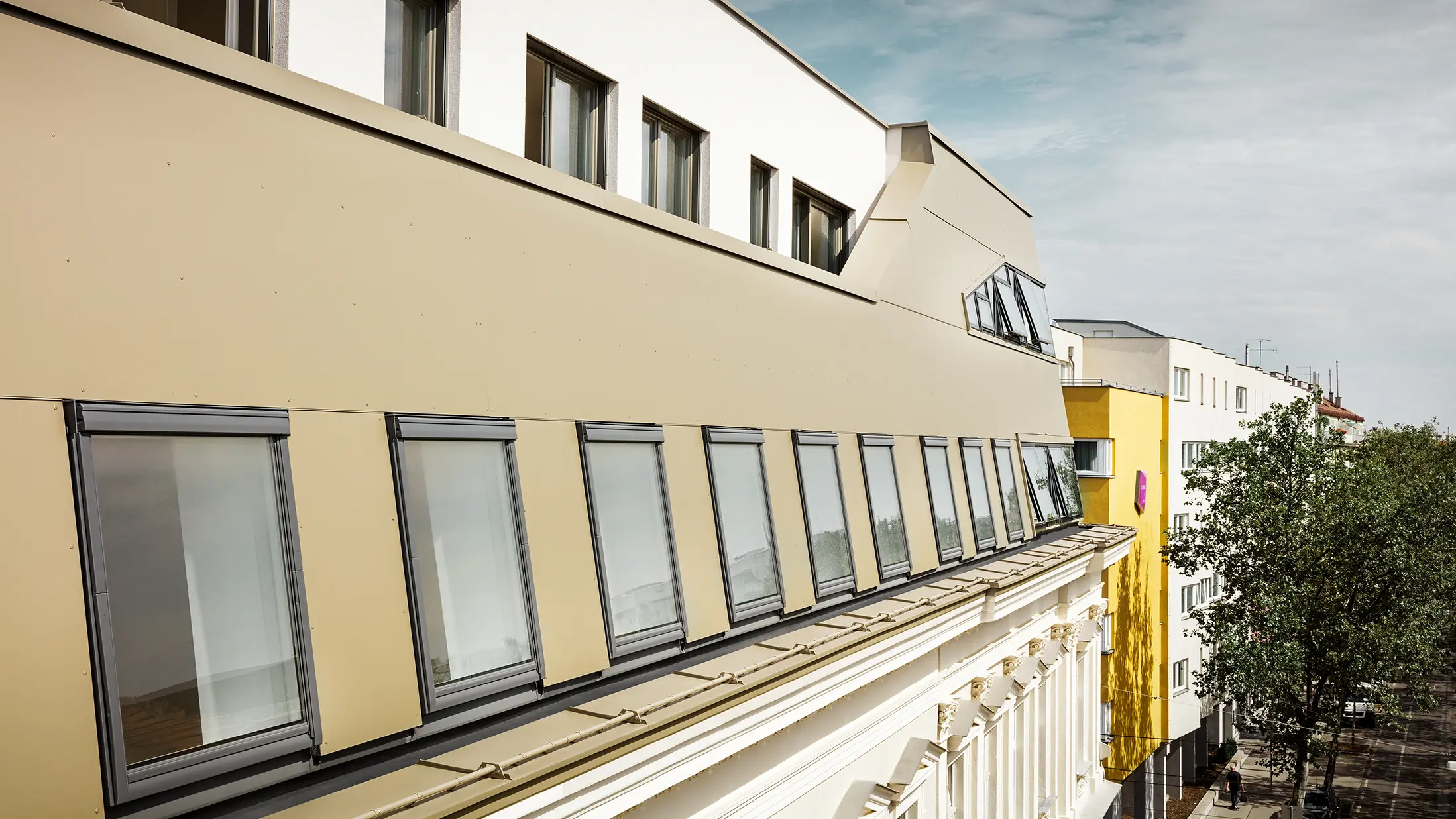 Rozbudowa powierzchni dachowej na ulicy Schloßhofer Straße w Wiedniu z użyciem aluminiowej płyty kompozytowej PREFA w kolorze brązu