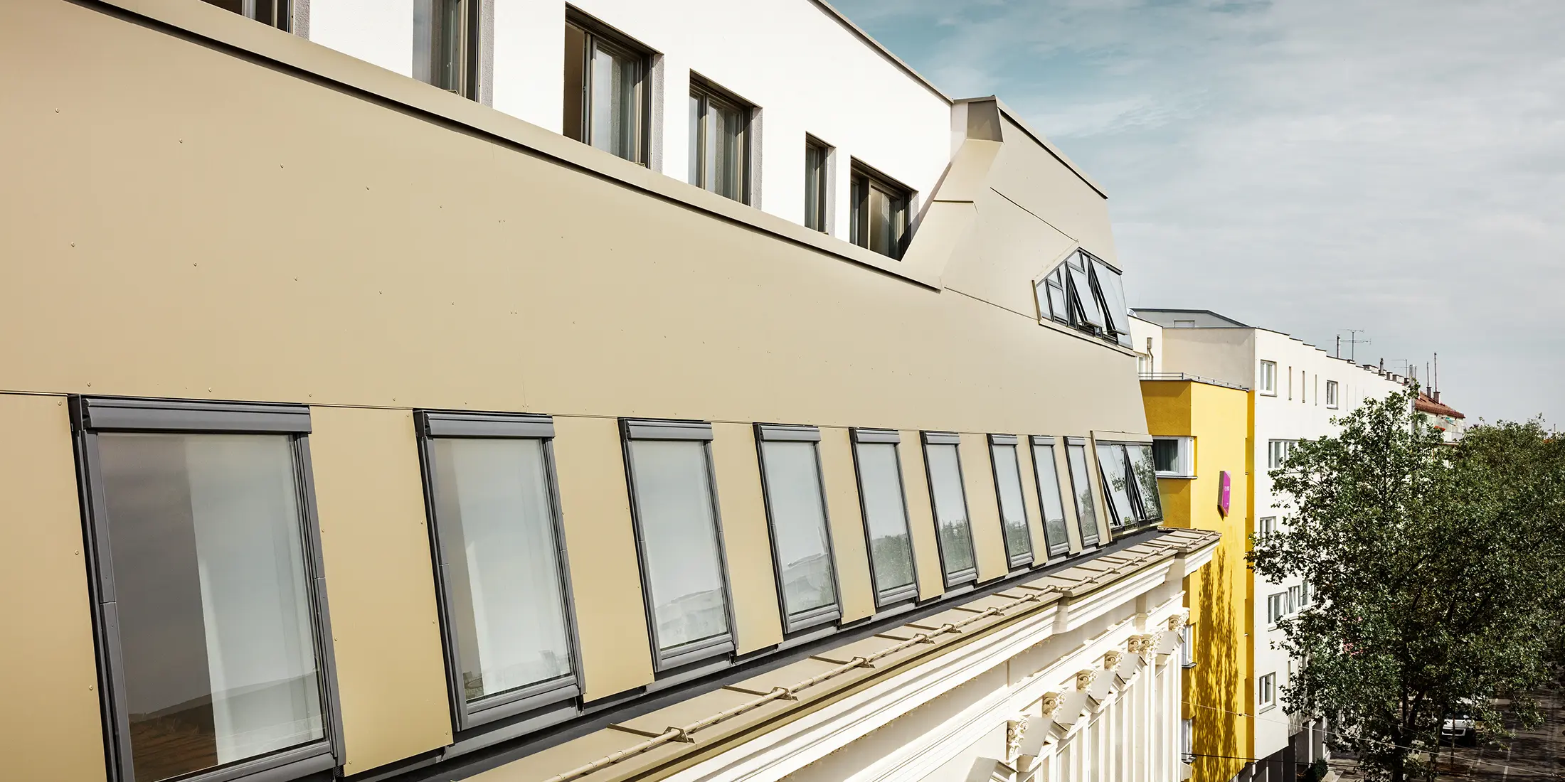 Rozbudowa powierzchni dachowej na ulicy Schloßhofer Straße w Wiedniu z użyciem aluminiowej płyty kompozytowej PREFA w kolorze brązu