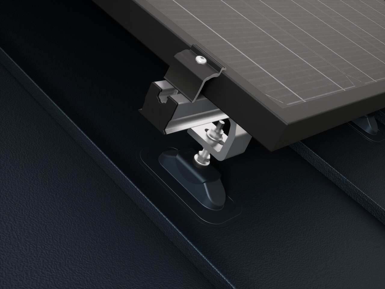 Zbliżenie na wspornik solarny PREVARIO Sunny zamontowany na dachu PREFALZ, który podtrzymuje szynę montażową. Moduł solarny został mocowany na szynie montażowej za pomocą zacisku modułowego skrajnego PREVARIO.