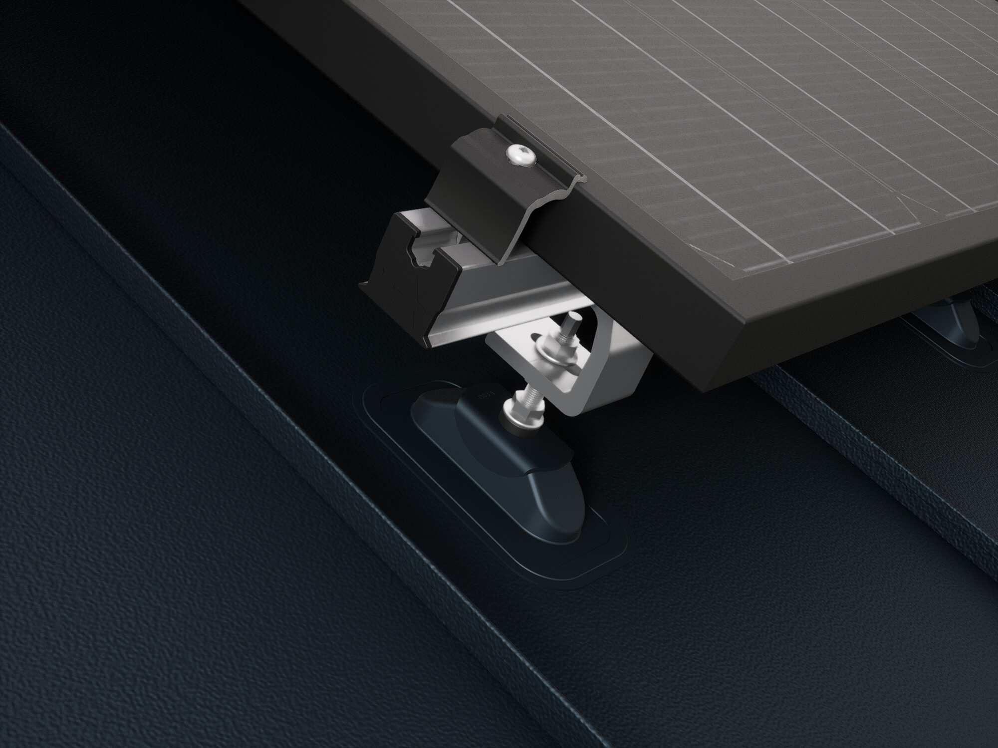 Nahaufnahme des PREVARIO Sunny Solarhalters, montiert auf einem PREFALZ Dach, welcher die Profilschiene trägt. Das Solarmodul wurde mit der PREVARIO Endklemme auf der Profilschiene befestigt. 