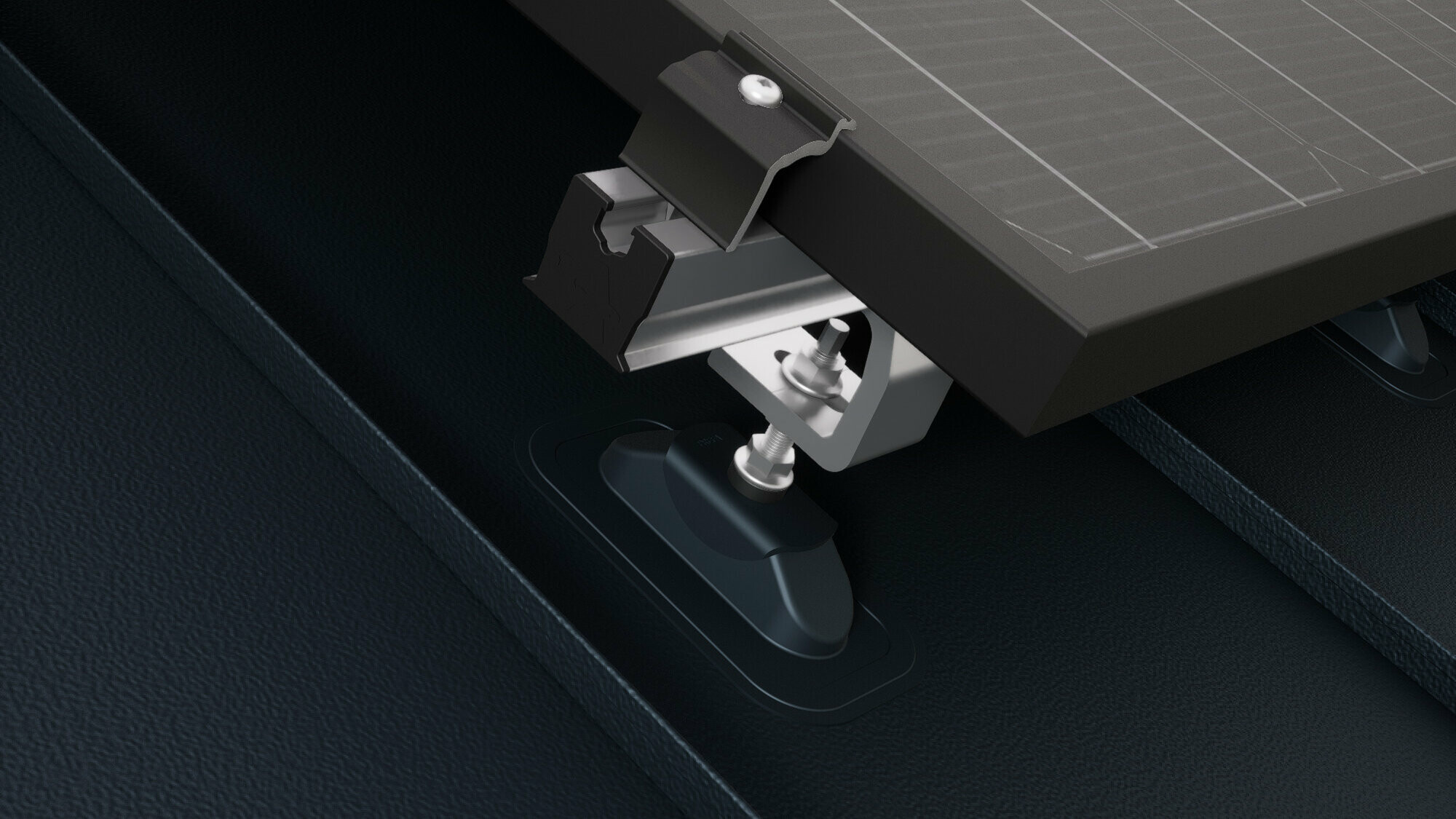 Zbliżenie na wspornik solarny PREVARIO Sunny zamontowany na dachu PREFALZ, który podtrzymuje szynę montażową. Moduł solarny został mocowany na szynie montażowej za pomocą zacisku modułowego skrajnego PREVARIO.