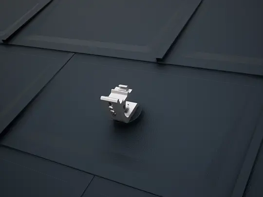 Rendering systemu montażu paneli słonecznych PREVARIO 3.S, zamontowanego na czarnych dachówkach klasycznych PREFA R.16. System ten stanowi idealną podstawę dla instalacji fotowoltaicznych na dachach aluminiowych PREFA.
