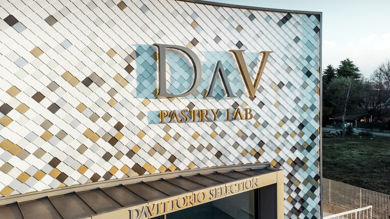 Budynek firmy DAV Pastry Lab w Bergamo z elewacją pokrytą rombami elewacyjnymi w kolory P.10 brązowy, P.10 medalowy brąz, P.10 grafitowy, złoto majów, naturalny, P.10 biały prefa i P.10 czysta biel.