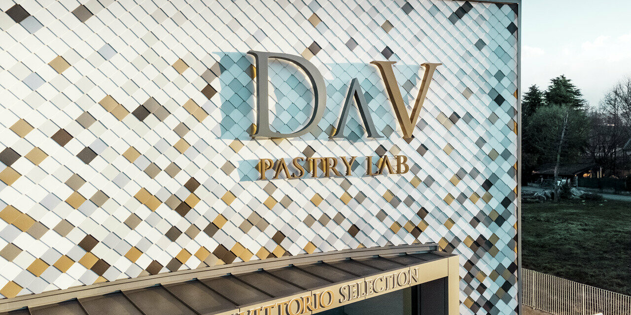 Firmengebäude von DAV Pastry Lab in Bergamo mit gesprenkelter Wandrauten-Fassade in den Farben P.10 Braun, Bronze, P.10 Dunkelgrau, Mayagold, Naturblank, P.10 Prefaweiß und P.10 Reinweiß 