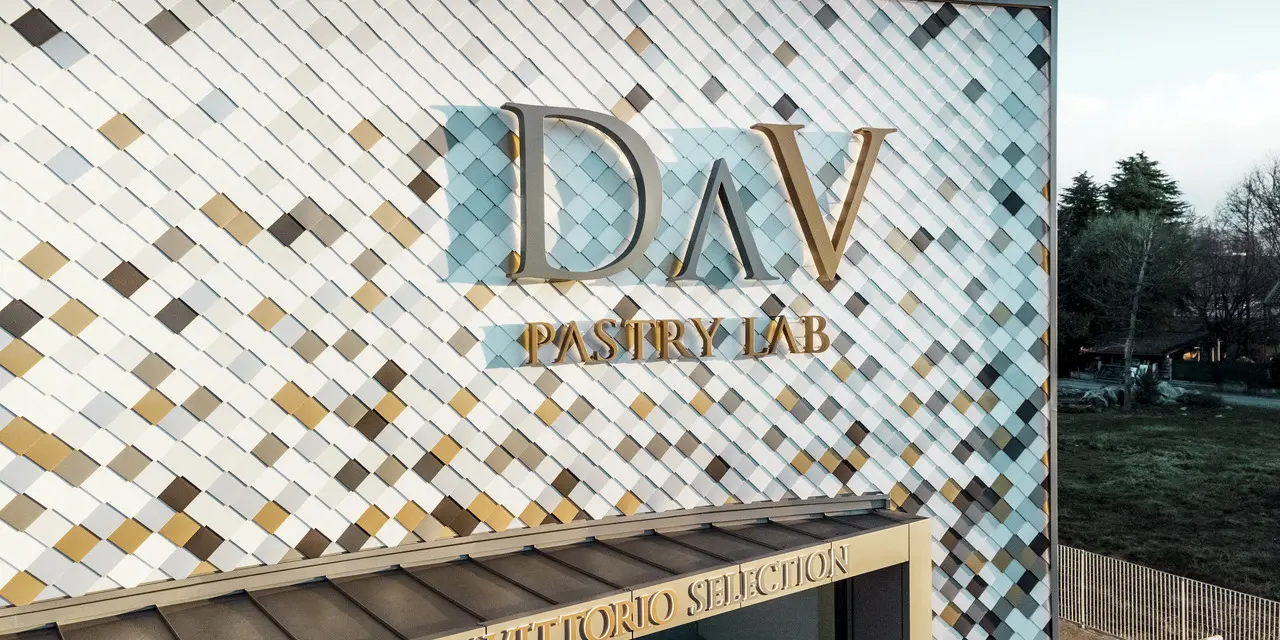 Budynek firmy DAV Pastry Lab w Bergamo z elewacją pokrytą rombami elewacyjnymi w kolory P.10 brązowy, P.10 medalowy brąz, P.10 grafitowy, złoto majów, naturalny, P.10 biały prefa i P.10 czysta biel.