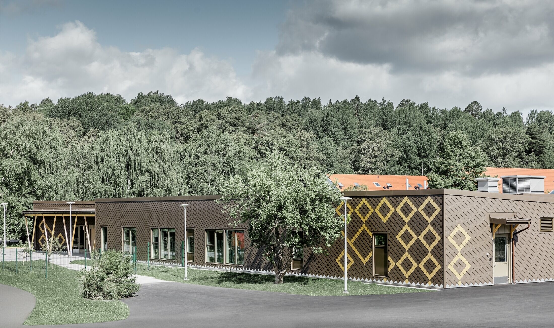 Poszycie elewacji przedszkola w Sztokholmie zostało wykonane z rombu fasadowego 20 PREFA w kolorze brązowym i złota Majów.