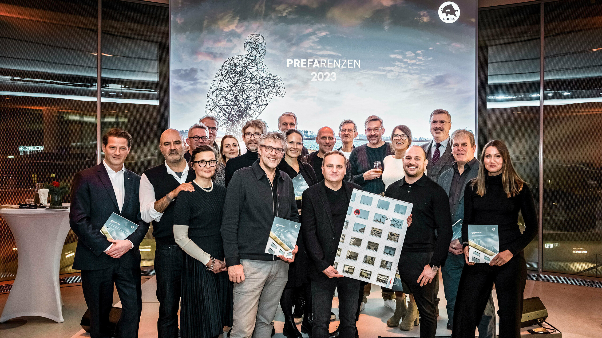 Gruppenfoto mit Leopold Pasquali, Aleksander Saša Ostan, Natascha Pavlin, Serge Bertic, Jens-Norbert Schmidt, Mathilde Poupart, Yannick Bohuon, Oliver Kupfner, Kees Marcelis, Chiara Thessarollo, Daniel Zerzán, Martin Lesjak, Dominique Cornaert, Dirk Härle, Susanne Muhr, Facundo Arboit, Karsten Köhler, Volker Petereit, Anastasija Lesjak.