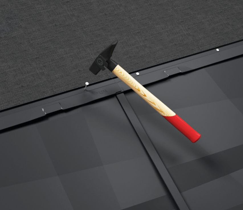 Panel dachowy PREFA FX.12 mocuje się z wykorzystaniem listwy montażowej na produkcie za pomocą gwoździ do podkonstrukcji.