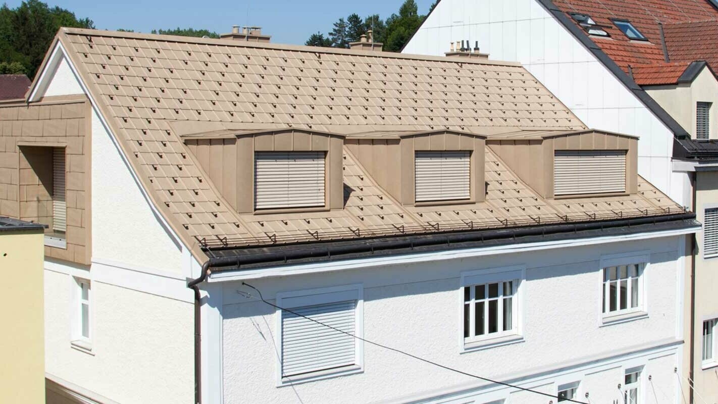 Modernizacja dachu z panelem dachowym FX.12 PREFA w kolorze brązu piaskowego i z trzema oknami dachowymi