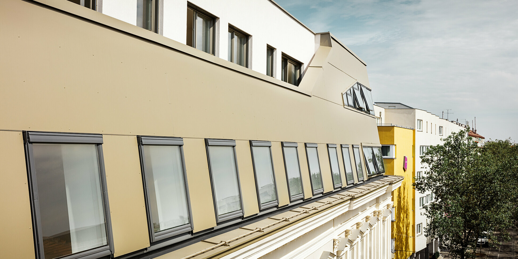 Rozbudowa powierzchni dachowej na ulicy Schloßhofer Straße w Wiedniu z użyciem aluminiowej płyty kompozytowej PREFA w kolorze brązu