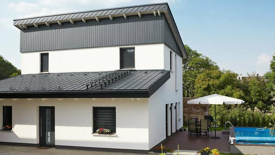 Dom jednorodzinny z dwoma umieszczonymi z przesunięciem dachami jednospadowymi, pokryte wysokiej jakości dachówkami klasycznymi PREFA