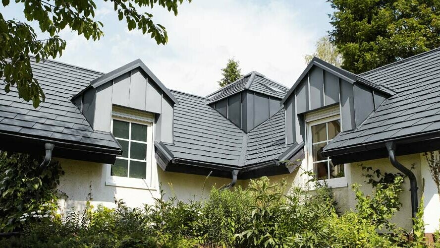 Dom jednorodzinny w Czechach pokryty dachówkami łupkowymi PREFA w antracycie