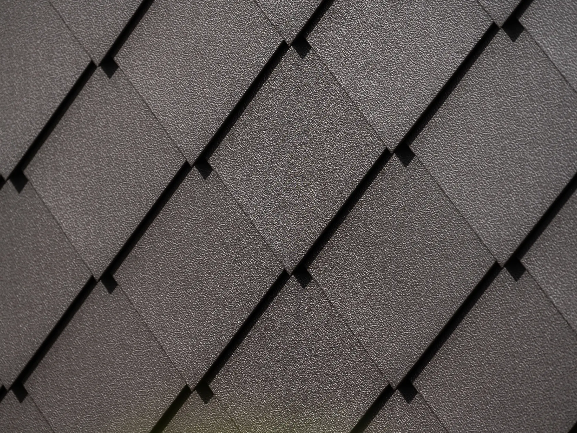 Karbowana blacha PREFA 29 × 29 w kolorze orzechowym Zbliżenie na powierzchnię stucco